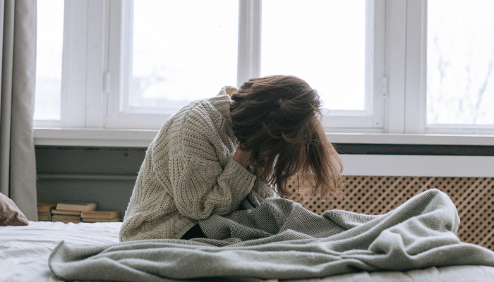 疲れや不調でうつむく女性