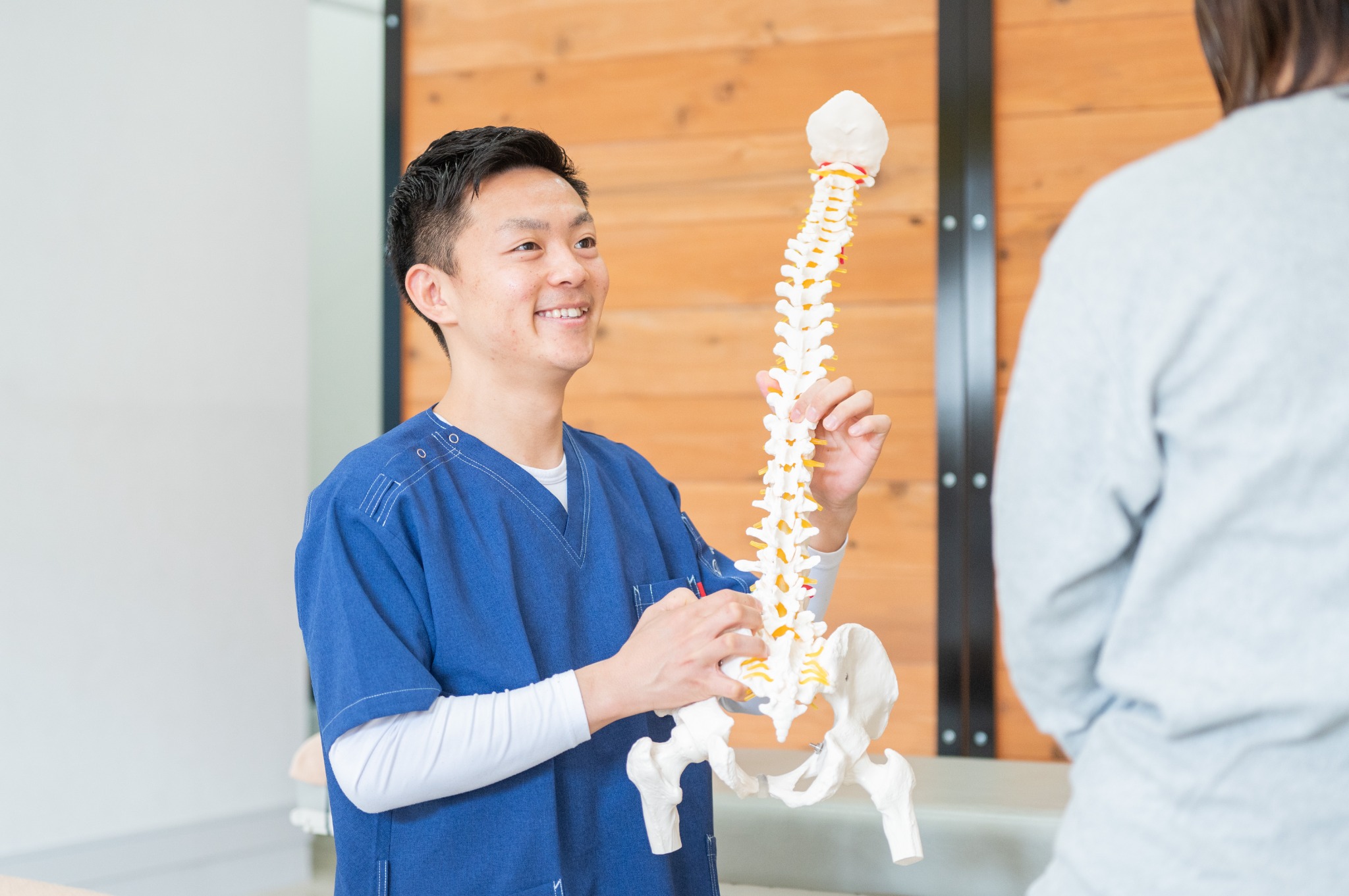 院長が背骨の模型を使って患者様に説明する様子