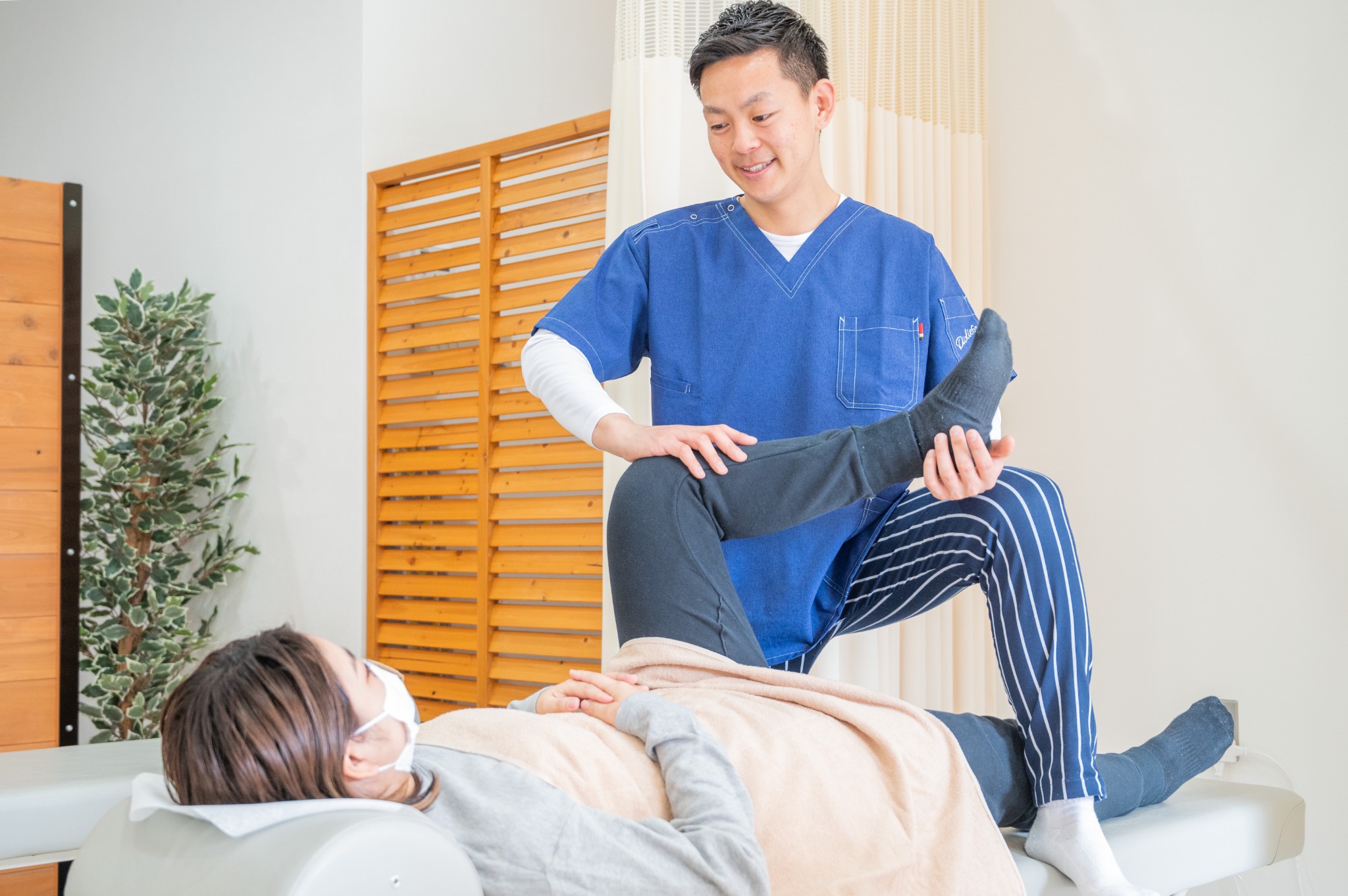 院長が患者様の足の動きをやさしく確認している様子
