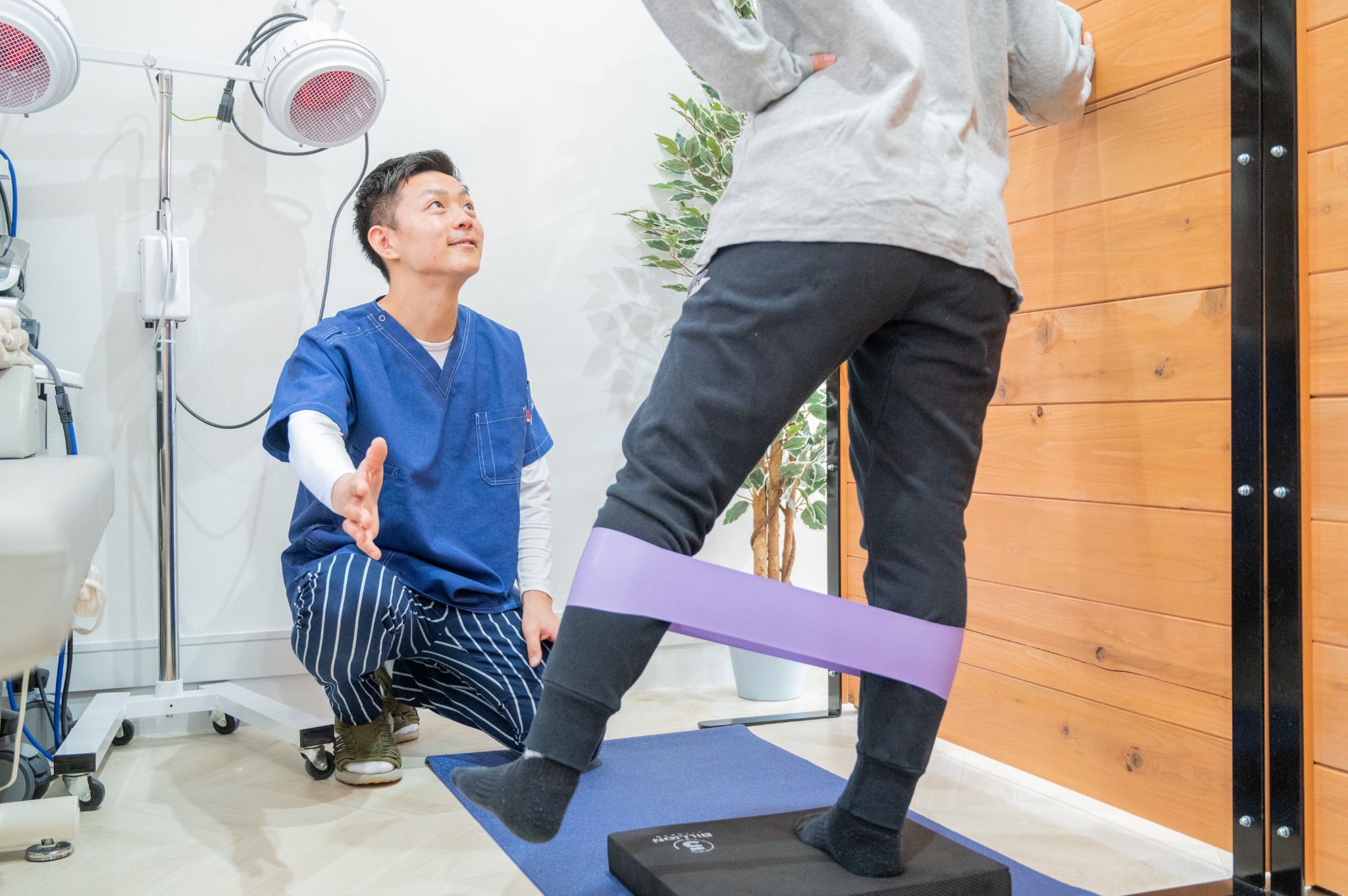 院長が身体の動きを確認している様子